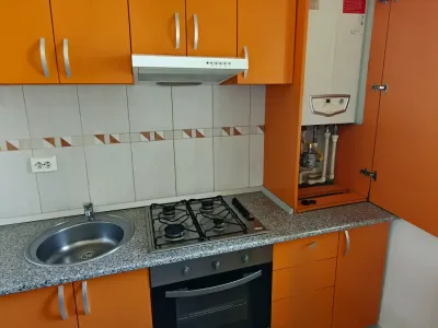 Bucatarie cu dulapuri portocalii garsoniera Sector 3 Bucuresti